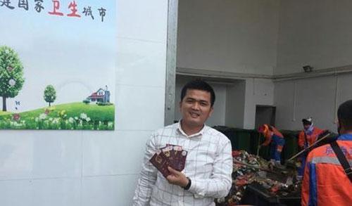 ?？谑忻駚G護(hù)照 環(huán)衛(wèi)工翻檢5噸垃圾找到