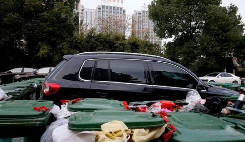 汽車被垃圾桶包圍是被惡搞還是得罪人了？