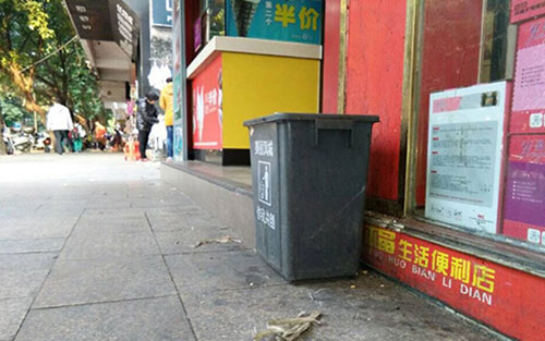 垃圾桶當(dāng)足球踢？！城區(qū)大半年累計(jì)丟近千個(gè)垃圾桶
